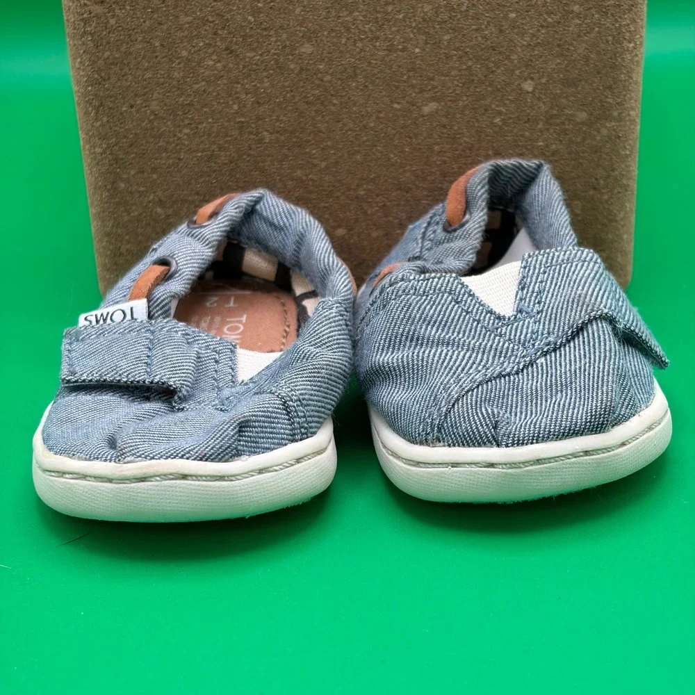 TOMS Tiny Lenny Boat Shoes Infant 2 Blue Chambray Hook Loop Slip On Nautical EUC